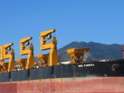 clamshell-grab-liebherr-ship-crane-iron-ore-50-800x534
